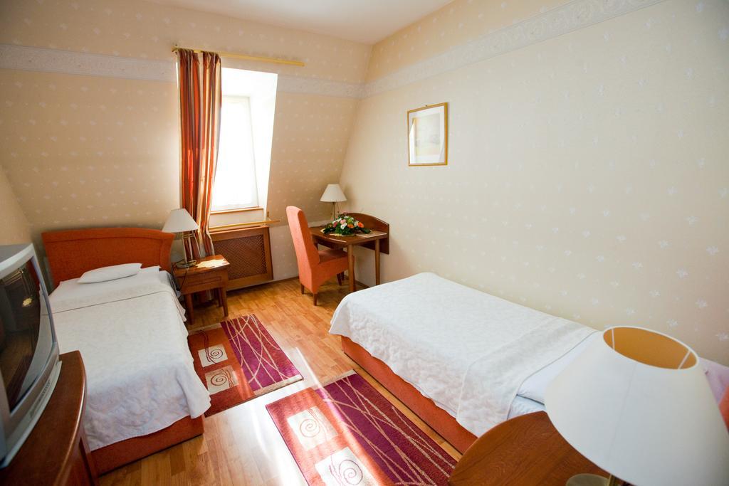 ザラエゲルセグ Goecsej Palatinus Etterem Es Panzioアパートホテル 部屋 写真